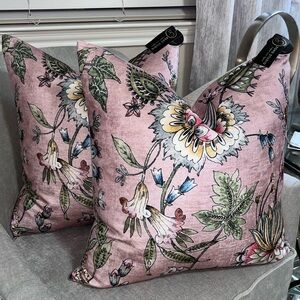 1-NWT SOHO STUDIO BLUSH FLORAL DESIGN DECORATIVE PILLOW